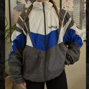 Adidasjacka - Superskön tunn adidasjacka fodrad med bomullstyg. Använd men ser som ny ut. Säljer pga har för många jackor 🥰 Köparen står för frakten!