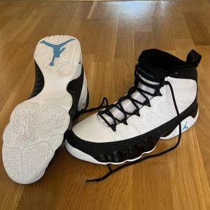 Jordan 9 Retro University Blue  - Aldrig använda, endast testade men var för små. Köpta som en gåva, förväntat att passa och har därför slängt orginal lådan, men har kvar påsen som visar på att dem är äkta. Dessutom kan eventuella bilder även skickas till er som har frågor. Org pris ~3,4K