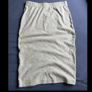 Oanvänd grå kjol - Oanvänd väldigt fin grå kjol, säljs pga den aldrig kommer till användning. Från shein i storlek M. Det är bara att skriva för mer info/bilder.