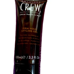  Hold Styling Gel För Män - American Crew Style Firm Hold Styling Gel 100 ml för Män. 😎 Den ger hög stadga och volym till håret.  Användning: Arbeta ut en liten mängd i blött eller handdukstorkat hår. Styla håret dom du vill ha det och låt det torka naturligt.