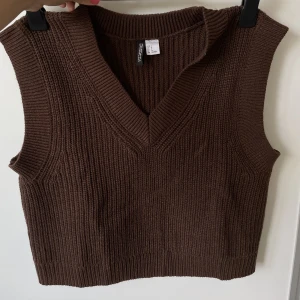 Brun väst - Stickad brun väst från HM. Storlek S. Ej använts. 