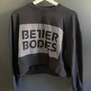 Grå/svart croppad sweatshirt från Better Bodies, använd ett par gånger. Älskar den men säljes pga flytt utomlands 🌸 Storlek S
