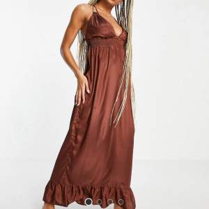 Super fin bronserad brun klänning från ASOS!🖤 Aldrig använd då den dessvärre är för lång för mig (är 160cm).  Materialet är ett satinliknamde, så väldigt lätt och luftig. Nypris 369kr