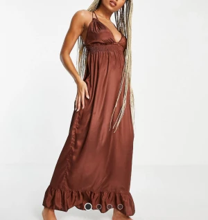 Klänning - Super fin bronserad brun klänning från ASOS!🖤 Aldrig använd då den dessvärre är för lång för mig (är 160cm).  Materialet är ett satinliknamde, så väldigt lätt och luftig. Nypris 369kr