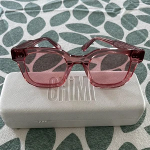 Chimi 04  - Köpte dom på Plick, fick hem dom idag men tycker inte att jag passa i färgen, skriv om du har frågor 💞💞 råka slå in 1000 kr men de är fel dom kostar 500 men de är flera som är intresserade så kommentera pris om du vill ha dom 🫶🏼🫶🏼