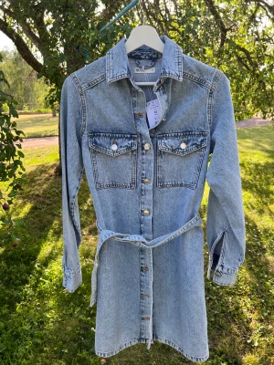 Jeansklänning  - Jeansklänning från Gina Tricot. Aldrig använd och med prislapp kvar. Kan oxå användas som kappa!💖 