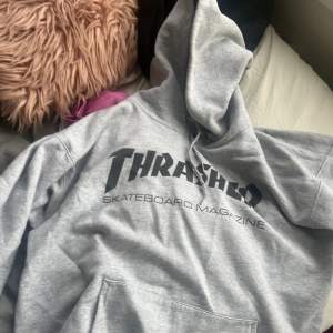 Thrasher hoodie i stl S Använd och någon liten skada på snöret men annars i bra skick