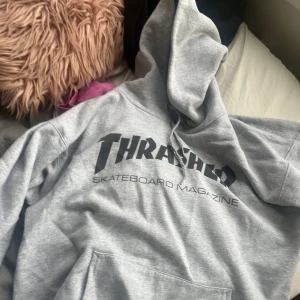 Thrasher hoodie  - Thrasher hoodie i stl S Använd och någon liten skada på snöret men annars i bra skick