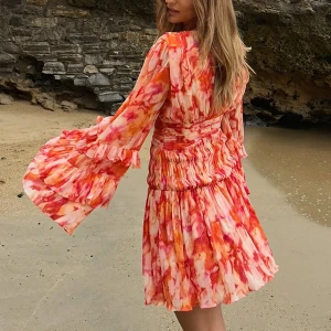 Klänning - Klänning från Sanna Jörnviks kollektion med NAKD. Storlek 36, helt ny och ligger kvar i förpackningen! 💕