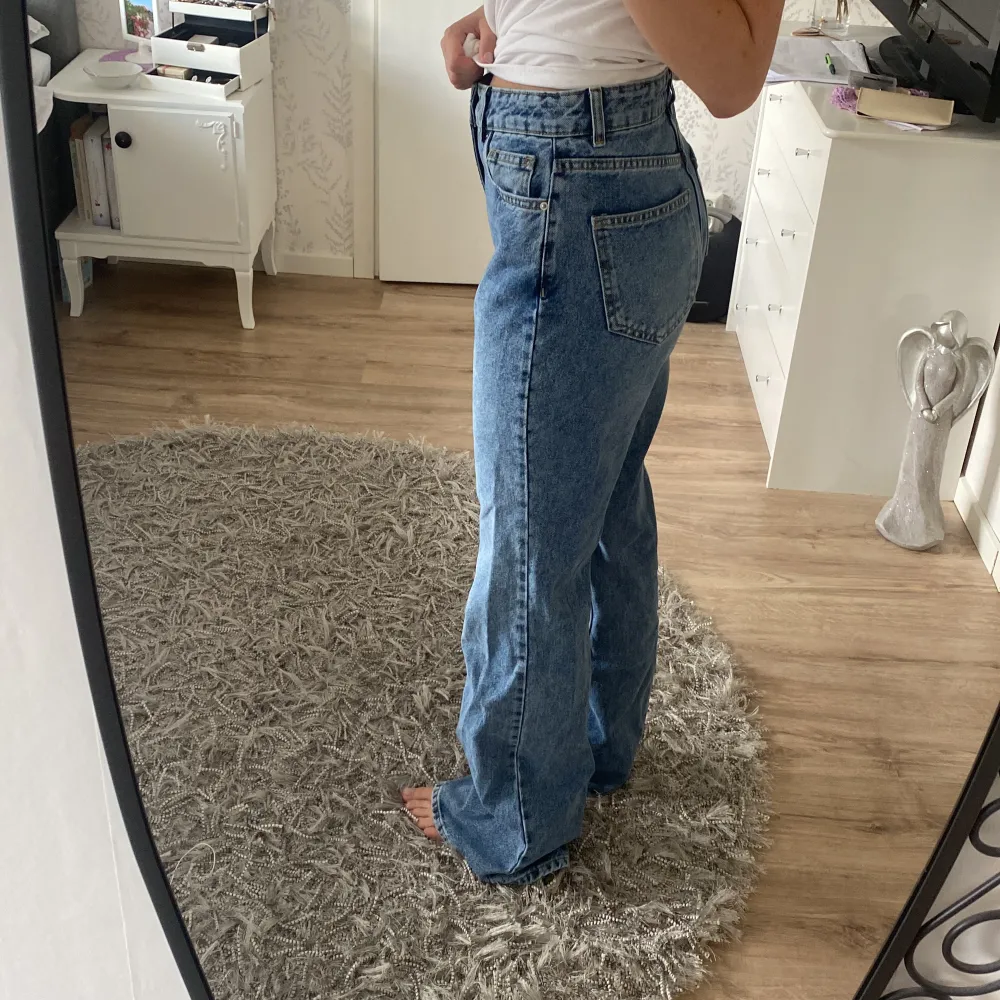 Snygga jeans som är alldeles för långa på mig som är 165. Köpta på chiquelle för 500kr. Jeans & Byxor.