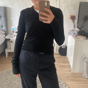 Svart tröja - V-ringad tröja, stretchig och skönt material