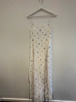 hm klänningen  - säljer denna hm klänningen i storlek 36 då jag tyvärr inte får så mycket användning av den. använd få gånger 