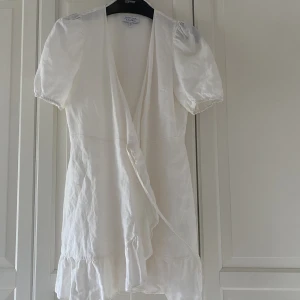 &other stories linne klänning  - En nästan oanvänd klänning från &other stories i linne. Strl 38 💗