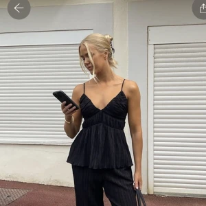 Topp från Nakd x moa matsson - Säljer denna fina och slutsålda toppen från Moa Mattssons kollektion med Nakd. Använd endast 1 gång 