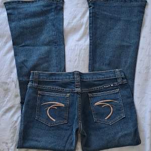 Säljer dessa coola Frankie B jeans (storlek 8) i superbra skick🦋 Jeansen är i bootcut-modell och lågmidjade med superfina broderade detaljer på bakfickorna❤️‍🔥   Hör av dig vid intresse eller några funderingar😊 Använd gärna köp nu🫶