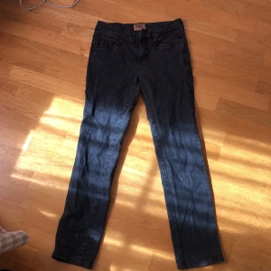 Vintage svarta jeans - Jättebra skick och inte stela. Står storlek 38 L på lappen vet dock ej vad det betyder, skulle säga att dem passar S bäst