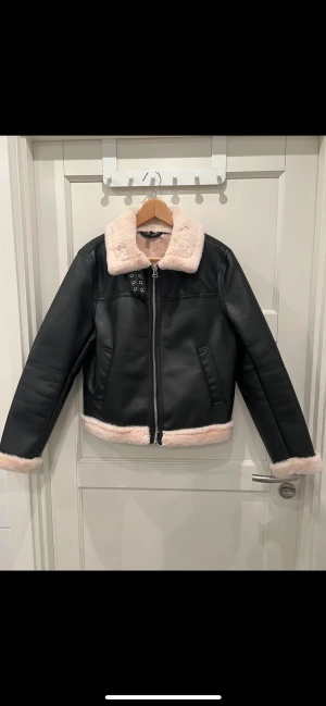 Skinnjacka  - Lägger upp denna igen pga oseriösa köpare. Fin läderjacka med päls. Nyskick då den bara är använd 2-3 ggr. 
