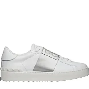 Valentino skor  - Säljer nu mina silvriga valentino skor i strl 38,5💕köpta för ca ett år sedan, skriv privat för bild! Vid snabb affär kan man få det för billigare pris!💕