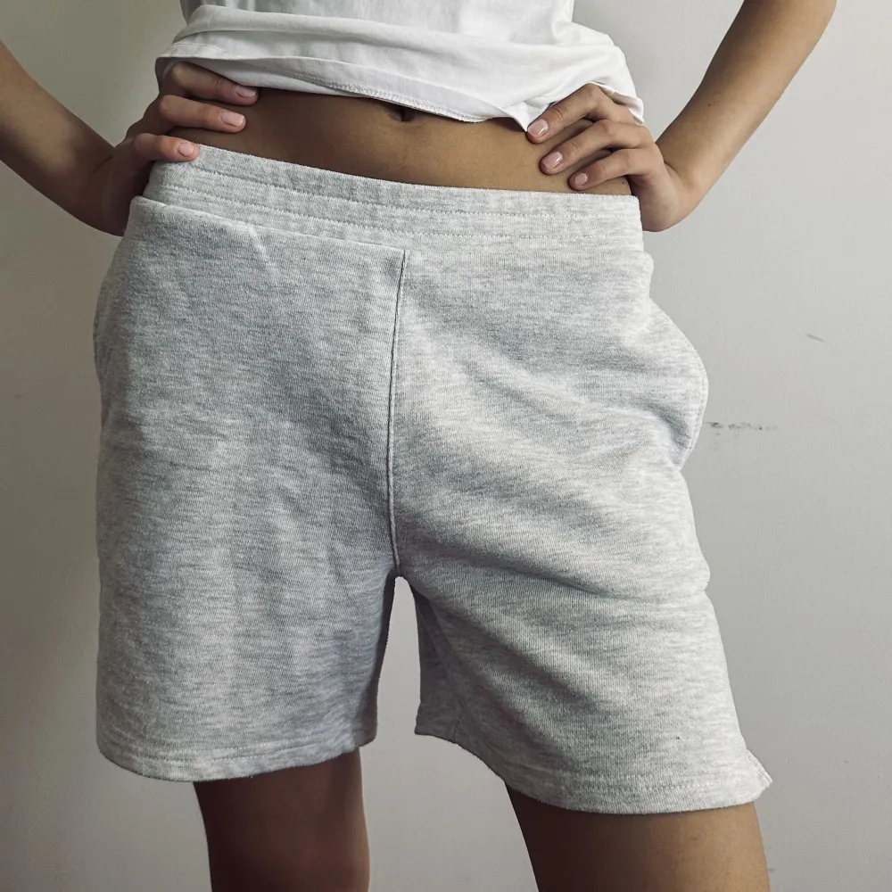 Så mysig mjukis shorts och perfekt nu till sommaren!☺️ Passar även storlek S och är i bra skick! kontakta vid mer bilder👍🏼. Shorts.
