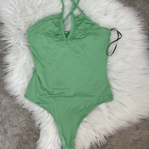 Body - 2 bodys i samma modell men olika färger. Sitter jätte fint på och perfekt basplagg. Silkig i tyget så de är väldigt Lena mot huden. Korsad rygg med justerbara band. Storlek XS men passar även en S för dem har mycket stretch. Från H&M. Gröna är ej använd.