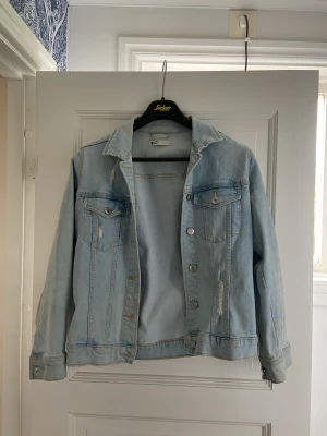 Jeansjacka med slitningar - Ljusblå jeansjacka från Gina Tricot med små slitningar lite här och där 💗 Supersnygg men har tyvärr vuxit ur den! 250kr, storlek S! 