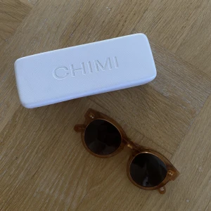 CHIMI solglasögon 003 peach - Använda en del Nypris: 500