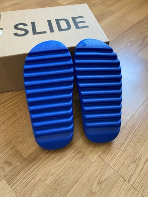 Yeezy tofflor - Strl 42