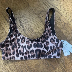 Bikini  - Helt oanvänd bikini överdel från NAKD. Lapp och allt kvar. stl M  Kom med prisförslag om ni vill☺️ 😽🥰🤩😆❤️