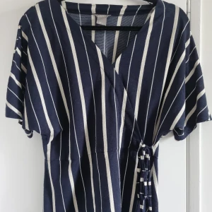 Blus - Jätte fin, skön blus med knyte i midjan. Formar in kroppen jättesnyggt! Passar strl S-L då man kan dra åt ganska ordentligt. Jag har använt den när jag varit i alla de storlekar. 