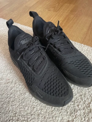 Nike skor - Svarta nike air max 270 i storlek 38, ett litet hål på högra skon längst fram sista bilden