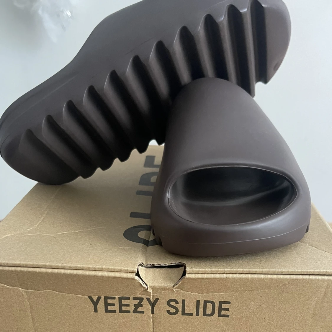 Yeezy slides i färgen Soot, oanvända i original box  - 91