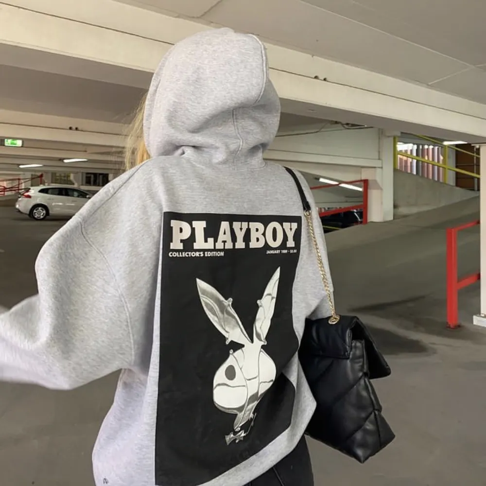 Säljer denna as balla Playboy hoodie 🐰🤍 knappt använd. Den är i storlek 38 men den är väldigt oversized!! . Hoodies.