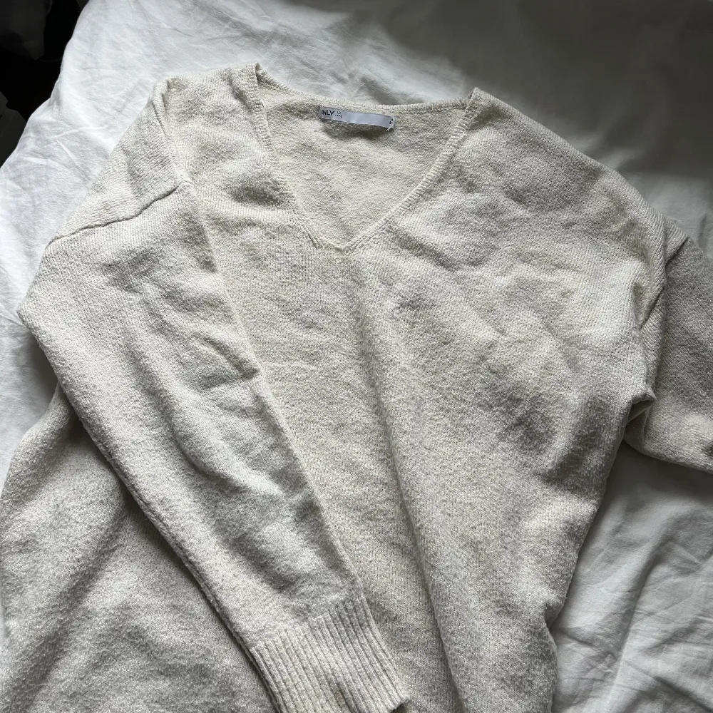 Jättefin stickad tröja från only! Den är storlek S men passar även en XS! . Tröjor & Koftor.