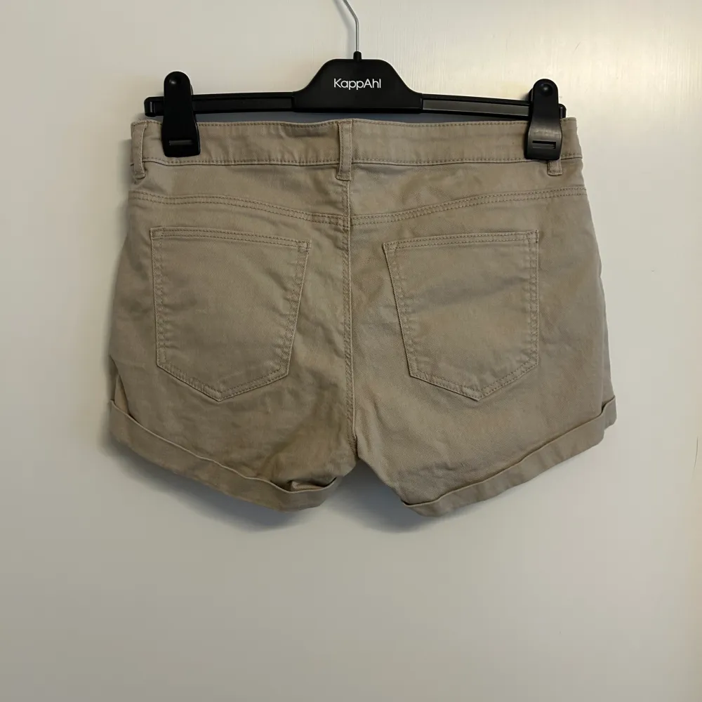 Jeansshorts khaki/beige storlek 38. Shorts.