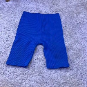 Långa tajta shorts - Dessa shorts ifrån zara är som drömmen när man sätter på sig de, de är inte så långa som på bilden om man är lång, använt 1 gång och super stretchiga❤️