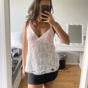 Vit mönstrat linne  - Fint vit mönstrat linne som sitter som s/m, linnet har inga defekter och sitter super fint på mig som vanligtvis har strl xs/s. 