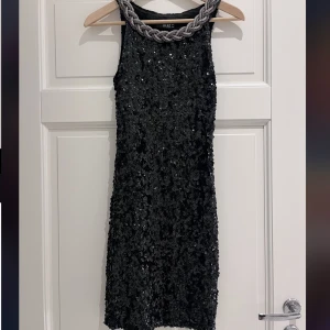 Festklänning - Svart festklänning med paljetter perfekt inför nyår!! Nyskick och endast använd 1 gång. Skriv privat för fler bilder 🫶🏼Inköpspris: 799kr 