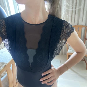 Svart body med spets - Svart fest body i spets, stretchig, bekväm och aldrig använd❤️