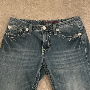 Lågmidjade jeans -  Lågmidjade jeans. Tyvärr är dom för små för mig så de är derför jag säljer de. Kom privat för fler bilder.