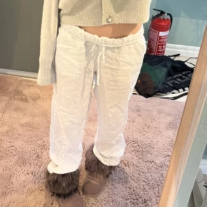 Linnebyxor - Säljer mina så snygga vita linnebyxor från chelsea som jag köpte för 600 men säljer för 350