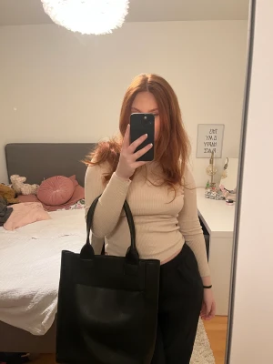 Väska  - Stor väska från even&odd som man får plats med allt i! I princip nyskick då den inte har använts så mycket! Perfekt väska för att shoppa på stan eller få plats med datorn i!  Tror ej att den säljs längre men gissar att nypris var runt 300kr