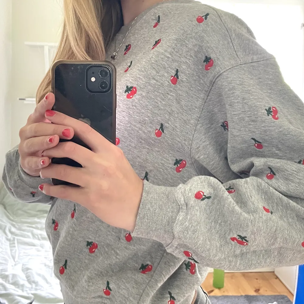 Sweatshirt från & Other Stories med broderade körsbär. Knappt använd och i fint skick. Kan mötas upp i Karlstad eller skicka på posten mot fraktkostnad! Jag har vanligtvis S/M.. Tröjor & Koftor.