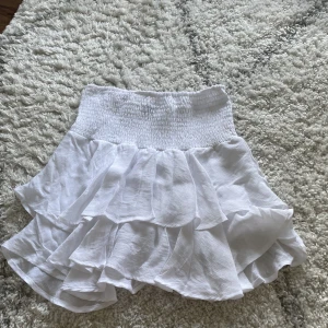 Kjol - Säljer denna vita kjol med volang då jag aldrig använt den. Priset kan diskuteras. Kontakta gärna om du har nån fråga💕