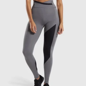 Gymshark tights - Mörkgråa gymshark tights med svarta detaljer. Inköpta för många år sedan men aldrig använda.