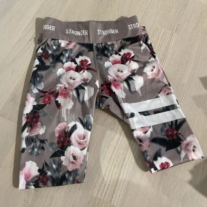 Stronger tights  - Ett par blommiga stronger tights. Andvänd fåtal gånger, inga skador alls, är i nyskick. Strechigt material, passar xs,s,m. Nypris 800kr. 