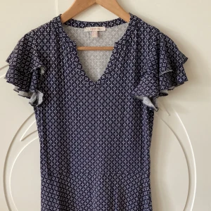 Mörkblå blommig klänning.  - Såååå fin mörkblå klänning från Esprit! Endast använd ett fåtal gånger, självklart inga skador. Passar vid både finare och mysigare tillfällen 🥰 säljer då jag behöver rensa. 