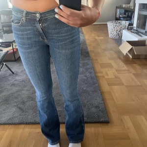 Jeans  - Säljer dessa lågmidjade bootcut byxor från ginatricot Storlek 32 Säljer för att de ej passar längre 🩷 Kan skickas och mötas upp