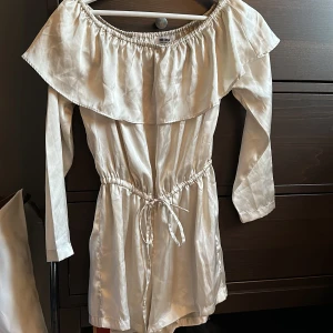 Playsuit  - Jättefin playsuit med off shoulder som inte kommer till användning🤍