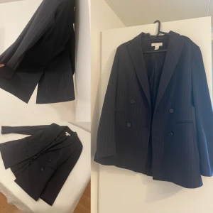 Marinblå blazer - 🌸🌸🌸 Blazer i marinblått med smala ränder, stl 36 🌸🌸🌸