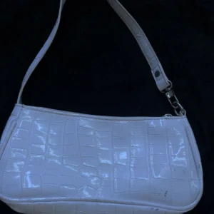 Vit väska  - Ganska trasig vid handtaget har lite skinn åkt av 